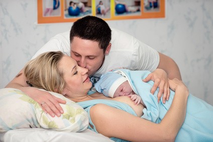 Neugeborenes in Hautkontakt mit der Mutter
