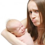 Frustrierte Mutter mit weinendem Baby