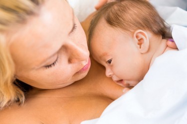 Mutter und Neugeborenes in direktem Hautkontakt