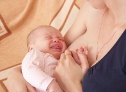 Baby schreit an der Brust