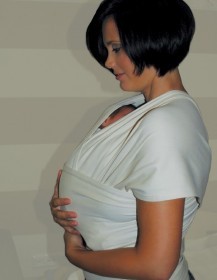 Baby im Tuch auf nackter Haut mit der Mutter