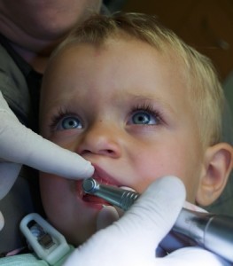 Zahnarztbehandlungen möchte man seinen Kindern ersparen. (© scigelova)