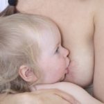 Kleinkind an der Brust der Mutter