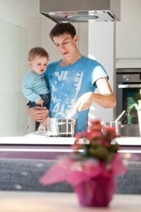 Vater mit Kleinkind beim Kochen