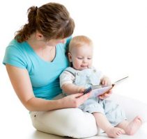 Mutter liest Kleinkind ein Buch vor