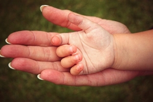 Kinderhand in der Mutterhand
